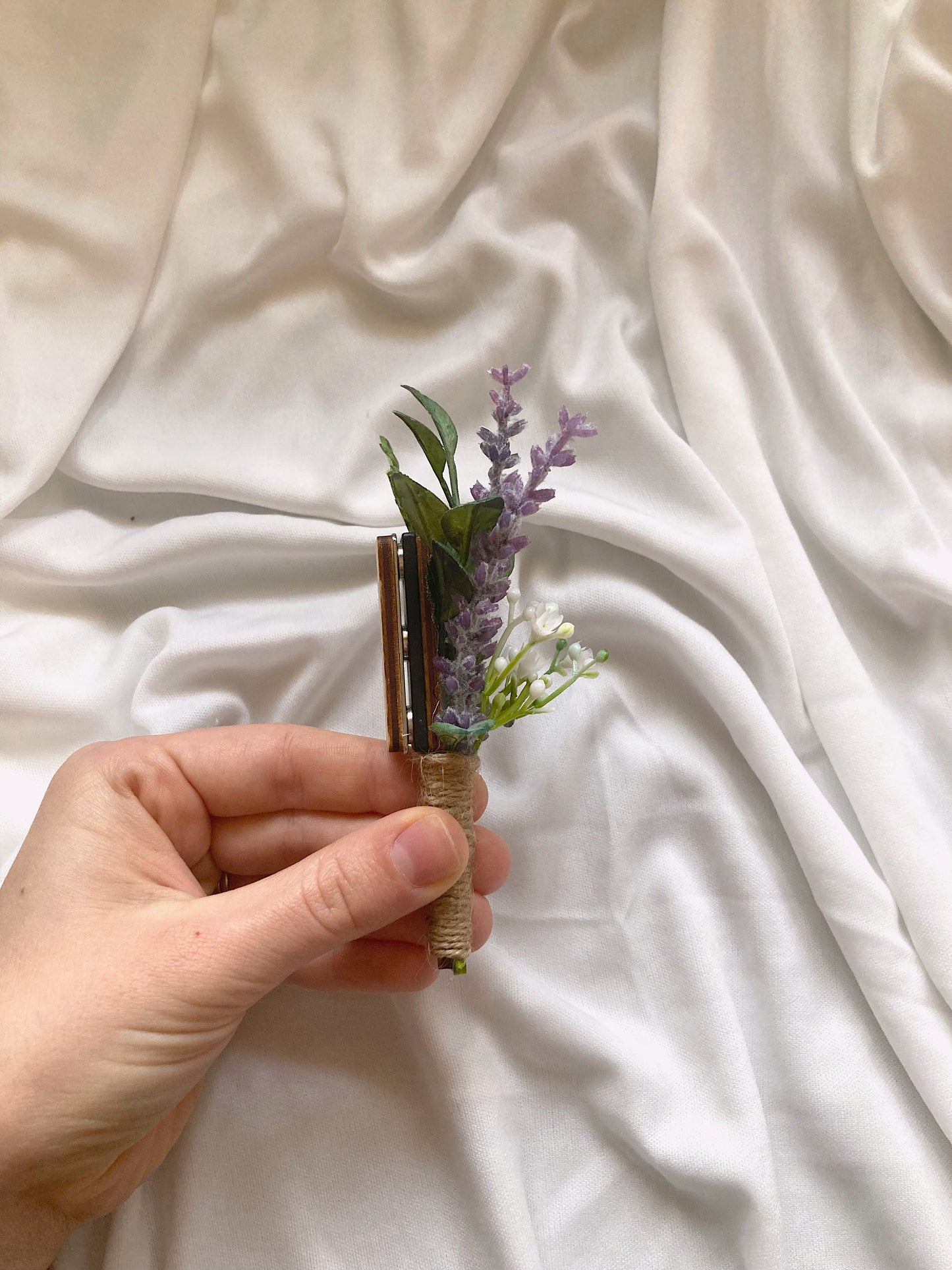 Ramo de flores con clip magnético de lavanda y vegetación