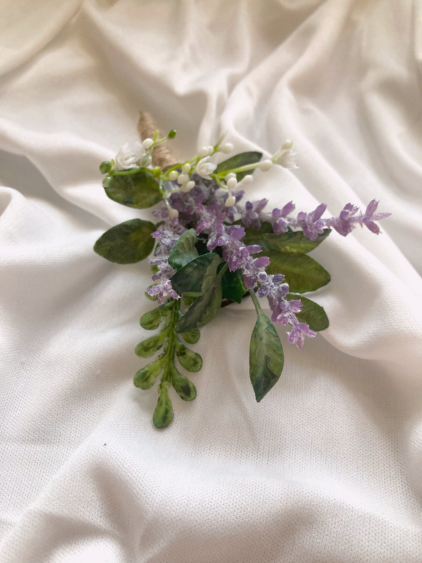 Ramo de flores con clip magnético de lavanda y vegetación